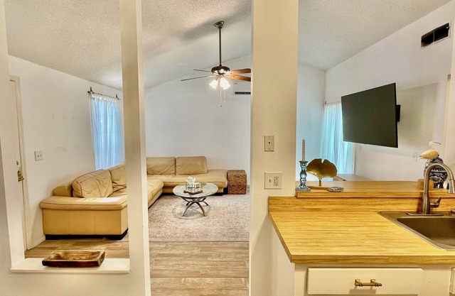 Charming 2-bedroom house with WiFi, AC in lovely Palm Harbor