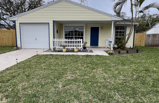 Charming 2-bedroom house, pet friendly, wheelchair accessible, sleeps 6.