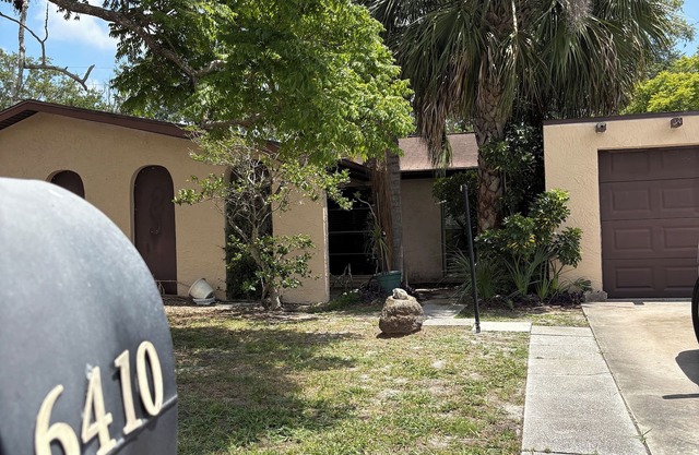 Charming 2-bedroom house in wonderful Port Richey with WiFi, AC and food voucher