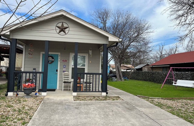 Charming 2-bedroom Cottage close to Lackland AFB, Seaworld, Alamo Downtown SA