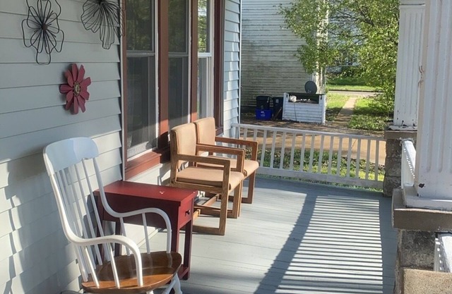 Charming 2-bedroom house with WiFi, AC in awesome Springfield