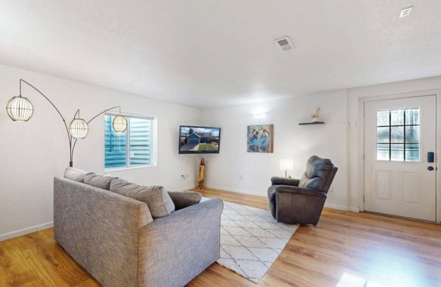 Charming 2-bedroom suite and Private Home Theater 7.2 dolby