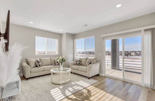 Charming 2-bedroom walkout basement house with WiFi, AC in pleasant Aurora