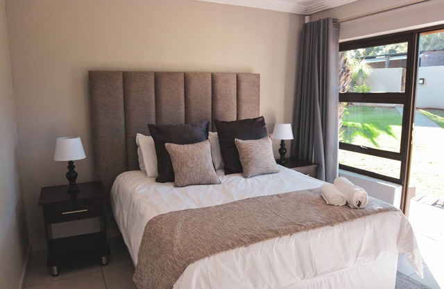 Charming 2-bedroom lodge in peaceful Krugersdorp with WiFi