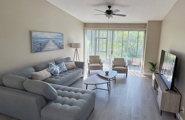 Charming 2 BR condo with golf course views in North Tampa! Snowbirds welcome!