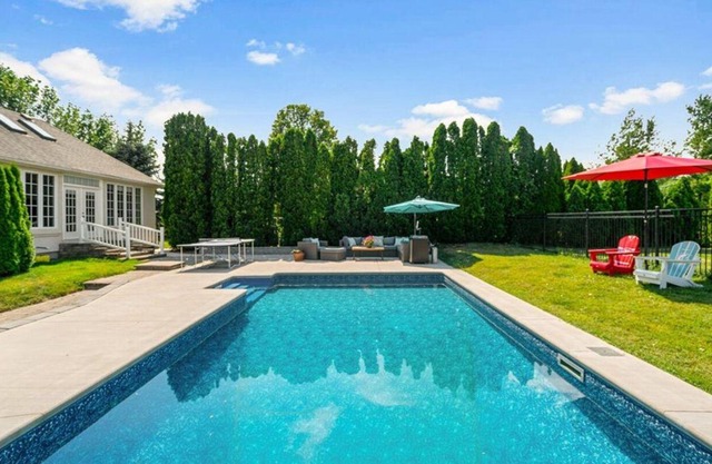 Charming 2 bedroom bed & breakfast in fabulous Niagara-on-the-Lake with pool