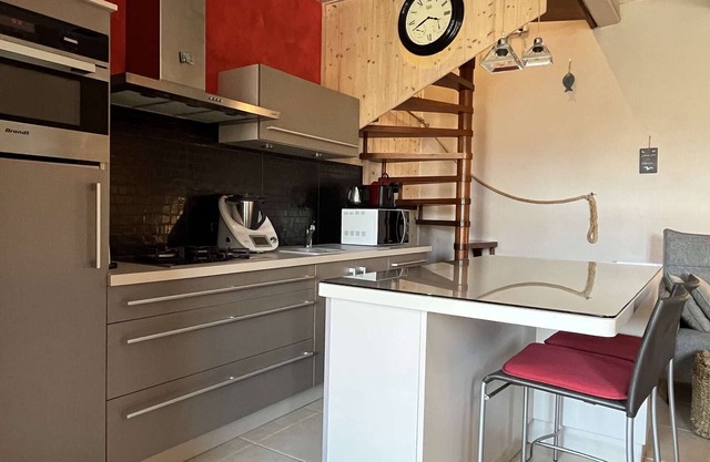 Charming 2-Bedroom House, Terrace, Close to Beach & Cycle Path