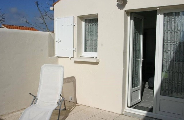 Charming 2-Person House with Terrace, Garden & WiFi – Near Shops & Cycle Paths