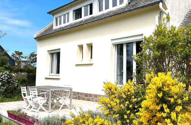 Charming 2-Person House with Garden, Terrace, Parking, 1km from Beach in Trébeurden