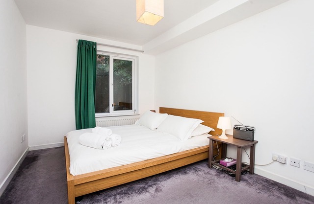Charming 2BD Retreat with Garden and Parking