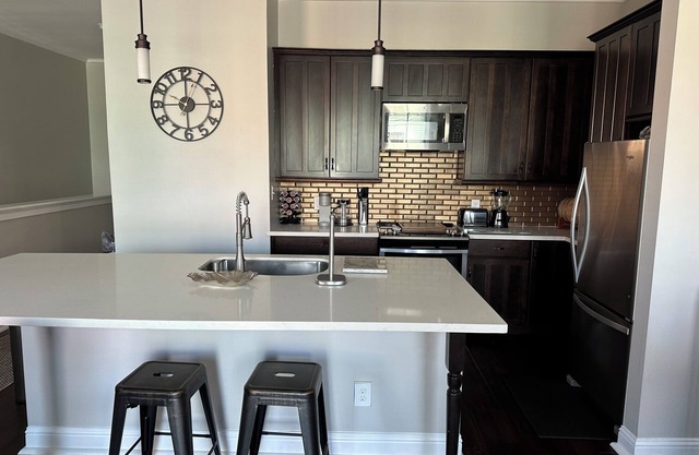 Charming 2bed, 2bath condo on The Strand, Galveston with WiFi, AC, garage