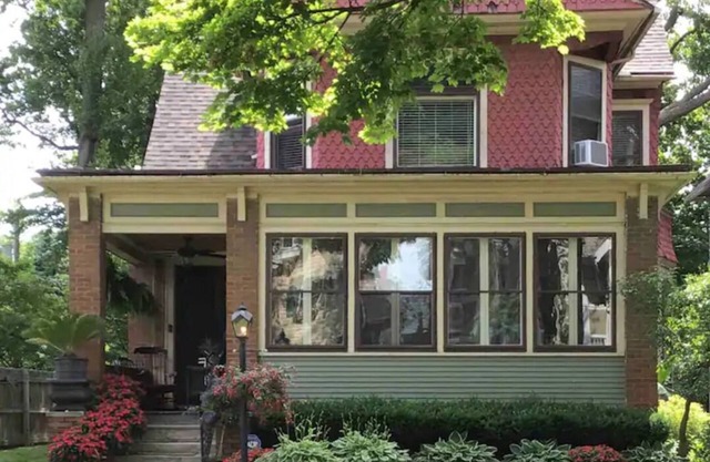 Charming 2nd floor unit in historic district