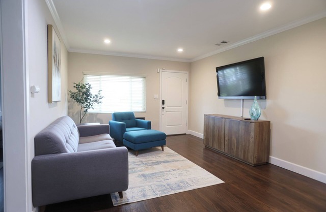 Charming 3-bd home in lovely LA near LAX, DTLA, SoFi, Intuit, Beaches, Dignity