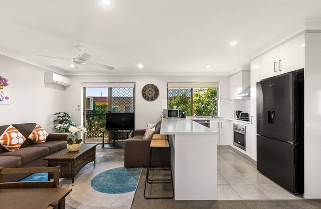 Charming 3-bed Apartment near Local Shops