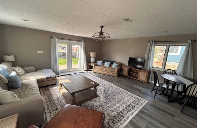 Charming 3-bed cottage with AC, WiFi in Monticello. Lake access and boat lift.