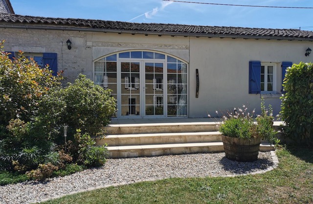 Charming 3-bed cottage in Cognac vineyards, with large pool and fun games room