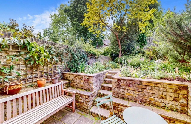 Charming 3-Bed House with Private Garden - 3min to station