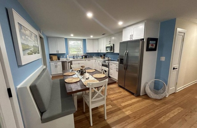 Charming 3-bedroom cottage with WiFi and AC in tranquil St. Simons Island