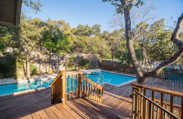 Charming 3-bedroom cabin with WiFi, AC in wonderful West Lake Hills