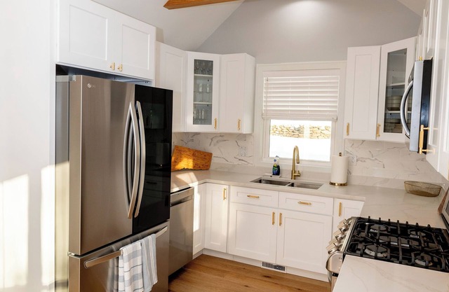 Charming 3-bedroom modern house near lake and state park