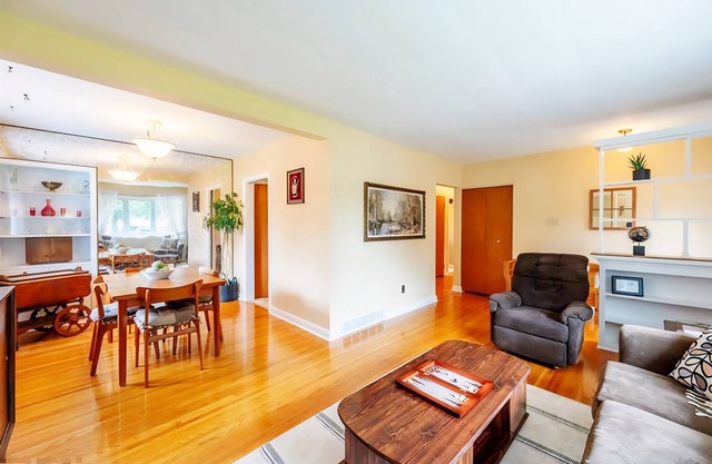 Charming 3-bedroom 1.5-bathrooms house with WiFi and AC in delightful London