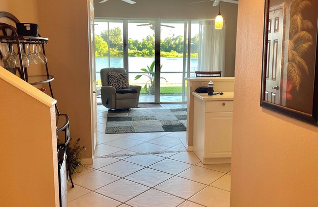 Charming 3-bedroom 2 1/2 bath condo with WiFi, internet/cable, in Fort Myers