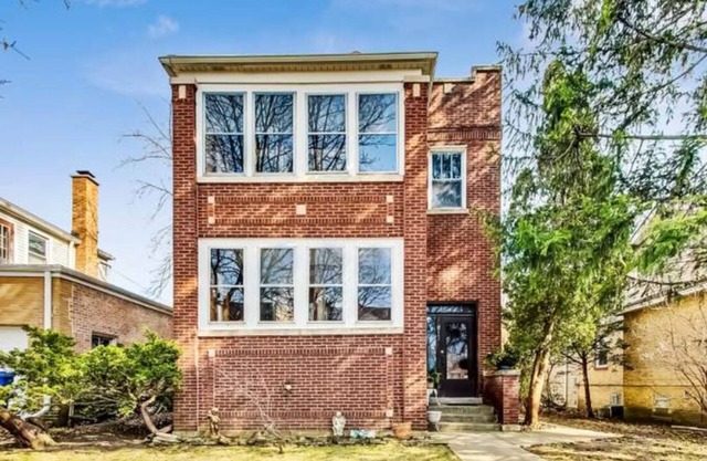 Charming 3-bedroom apartment in the Old Norwood Park neighborhood of Chicago
