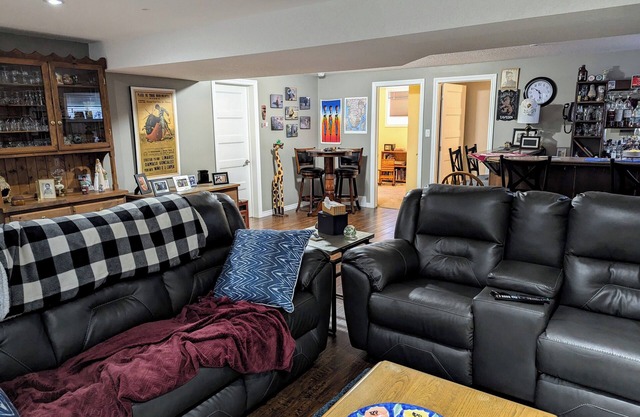Charming 3-bedroom bungalow in Ingersoll. Perfect for extended stay!
