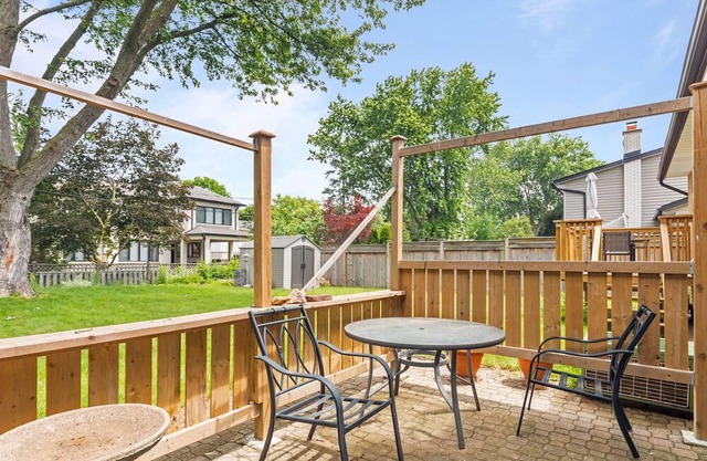 Charming 3-Bedroom House with Expansive Backyard - Adorned with Majestic Trees