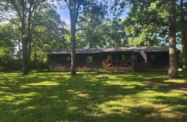 Charming 3-bedroom cabin in delightful Stockton with WiFi, AC, n