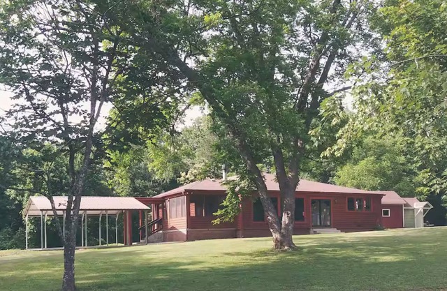 Charming 3-bedroom cabin in beautiful Boomer with AC