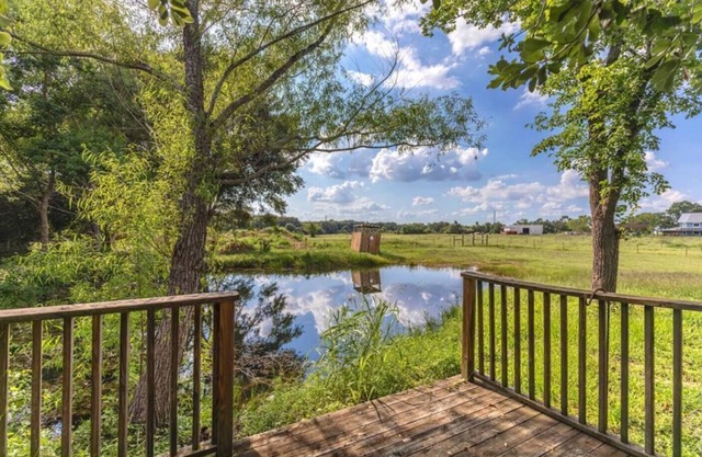 Charming 3-bedroom country cottage on a nSmall pond