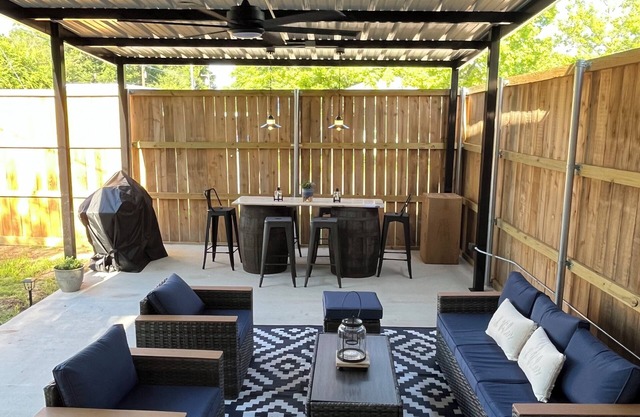 Charming 3-bedroom cottage with relaxing outdoor space in downtown Denison.