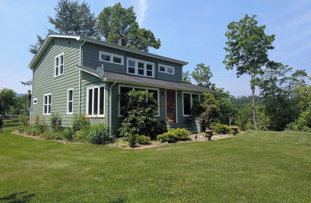 Charming 3-Bedroom Farmhouse in Scenic Pembroke, VA - Sleeps 8