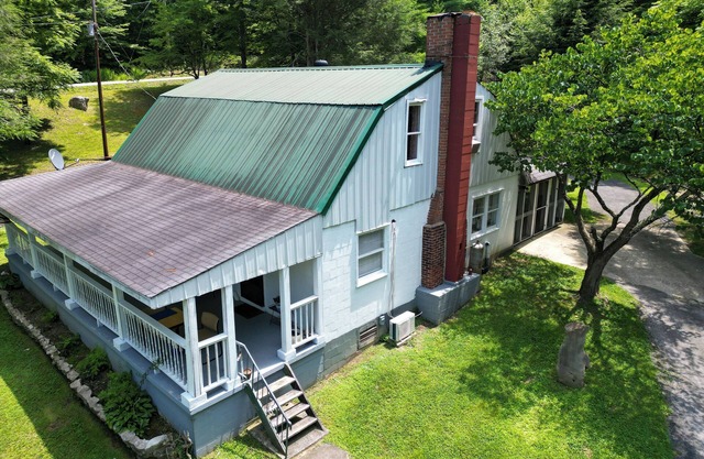 Charming 3-bedroom farmhouse with Hot Tub, WiFi and Fire Pit. Close to RRG