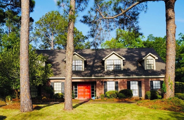 Charming 3-bedroom house with pool, office in Montgomery
