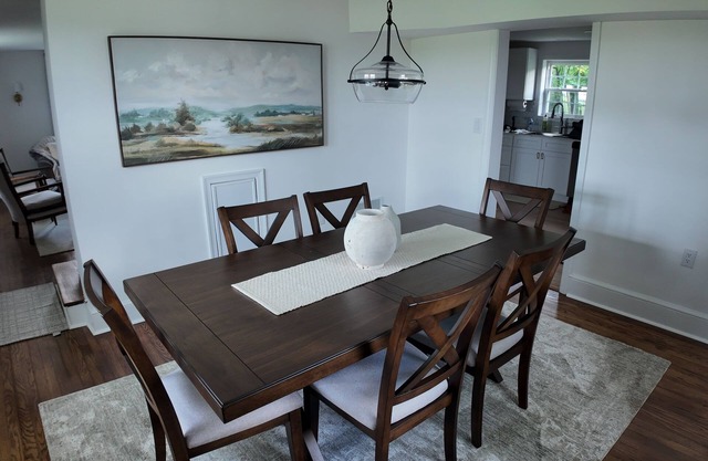 Charming 3-bedroom house with porch and yard in Winchester