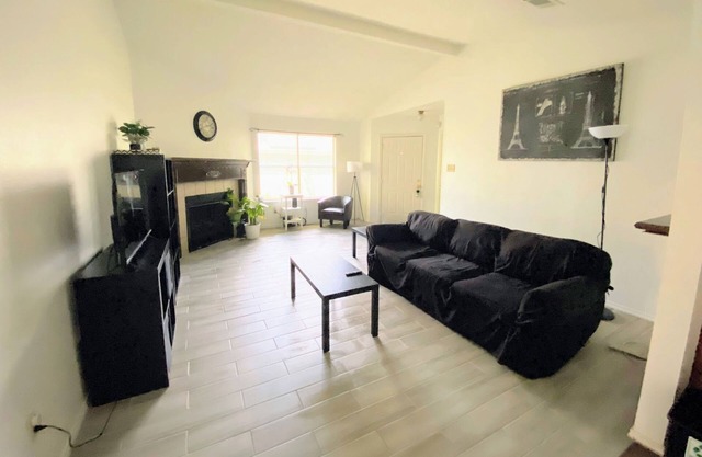 Charming 3 bedroom home with fireplace - 10 min from The Domain