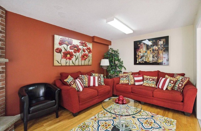 Charming 3-bedroom house in lovely Brampton with WiFi, AC