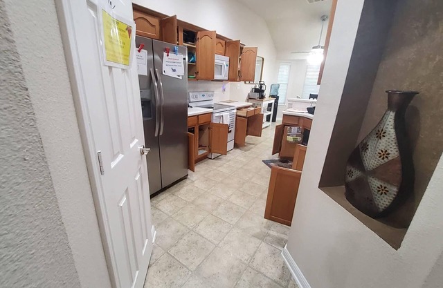 Charming 3-bedroom house close to highways, restaurants, and shopping,