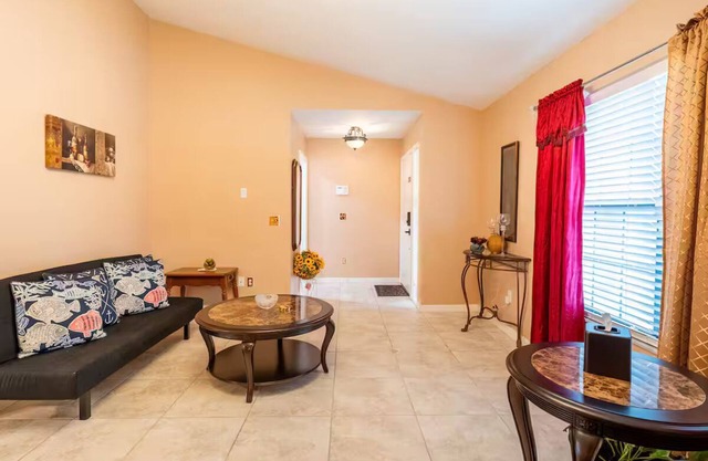 Charming 3-bedroom house with AC, WiFi in pleasant Palm Bay