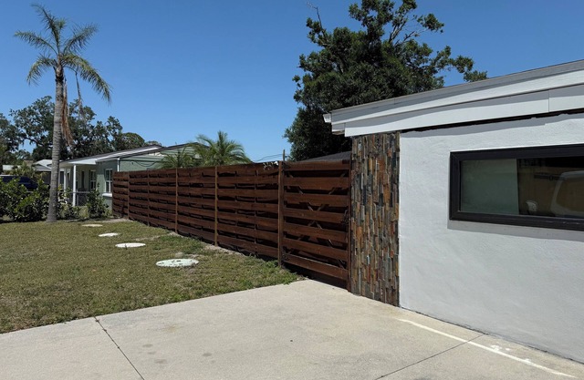 Charming 3-bedroom house in fantastic Sarasota with WiFi, AC