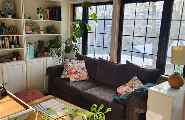 Charming 3-bedroom house in Toronto with AC, WiFi, fitness equipment