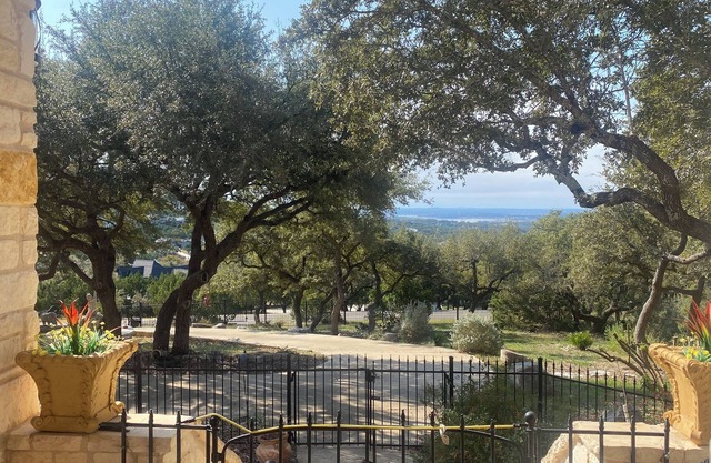 Charming 3 bedroom house with pool on large patio, AC and WiFi in Fischer.