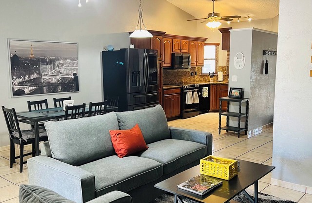 Charming 3-bedroom house with AC, WiFi in phenomenal Phoenix