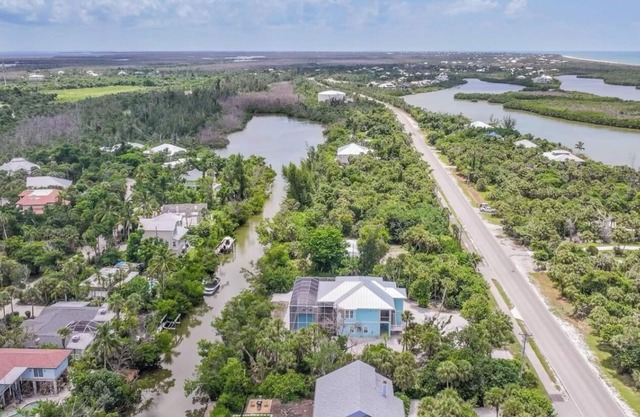 Charming 3-bedroom house in Sanibel with AC and WiFi a short walk to the beach