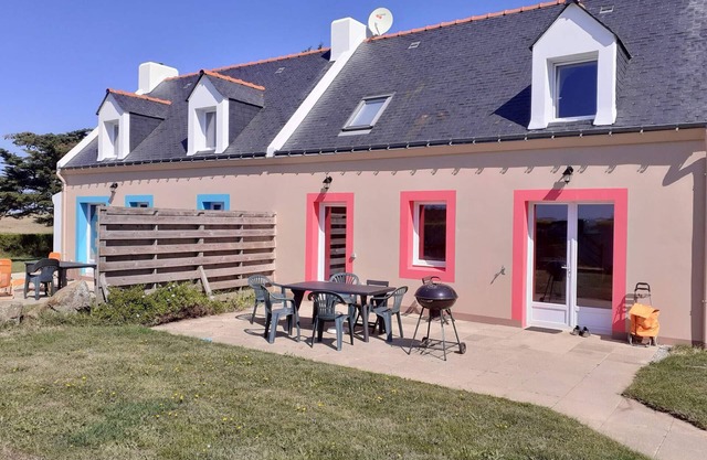 Charming 3-Bedroom House with Garden Near Donnant Beach, Sauzon