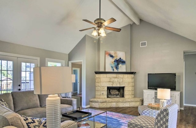 Charming 3-bedroom house with AC, WiFi down town historic Boerne Tx