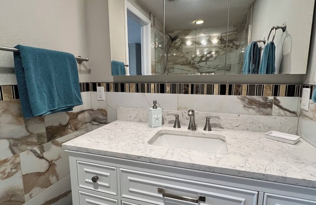 Charming 3-bedroom house with AC WiFi in Hudson on canal and Gulf of Mexico view