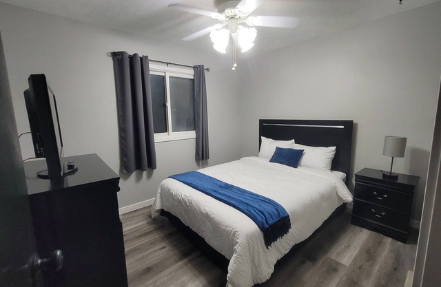 Charming 3 Bedroom House with Firepit in West Omaha